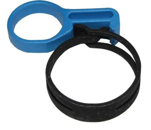 Federbandschelle mit blauem Clip, gefertigt von Wolf. Die Schelle ist in einer runden Form und wird für die sichere Befestigung verwendet.